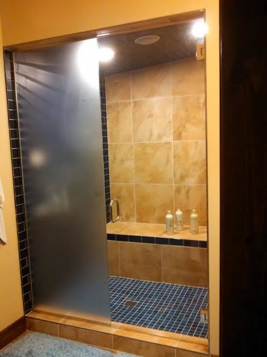 Immagine di una stanza da bagno bohémian di medie dimensioni con doccia alcova e porta doccia a battente