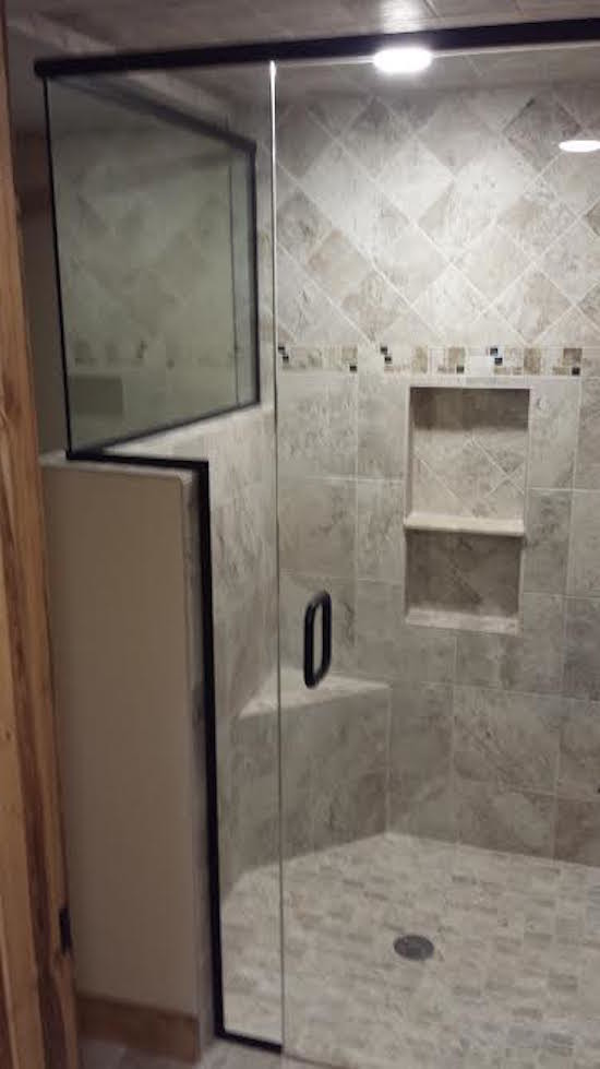Mittelgroßes Modernes Badezimmer mit Duschnische, grauen Fliesen und Falttür-Duschabtrennung in Phoenix