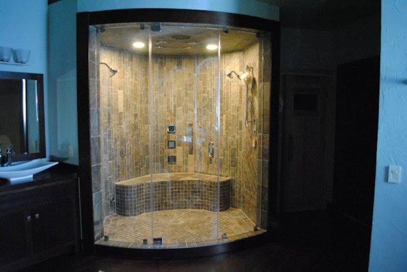 Exemple d'une grande salle de bain principale tendance avec une douche double, parquet foncé, une vasque, un sol marron et une cabine de douche à porte battante.