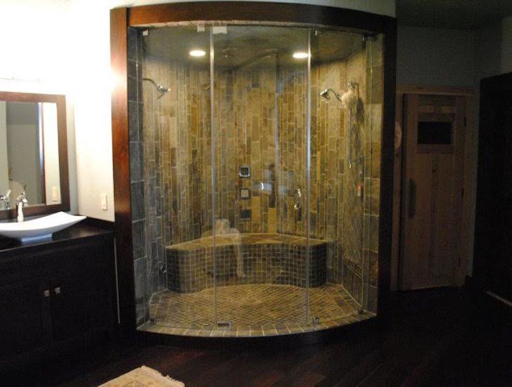 Идея дизайна: главная ванная комната среднего размера в стиле модернизм с двойным душем, темным паркетным полом, настольной раковиной, коричневым полом и душем с распашными дверями