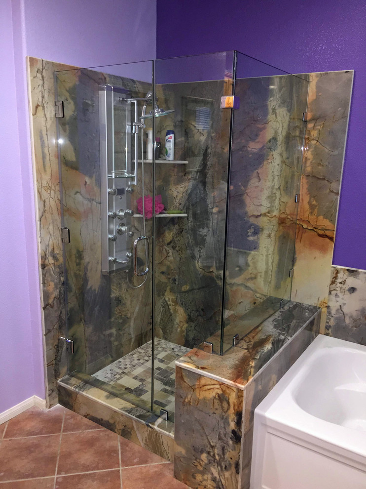 Modelo de cuarto de baño contemporáneo de tamaño medio con bañera empotrada, ducha empotrada, suelo de baldosas de porcelana, suelo marrón y ducha con puerta con bisagras
