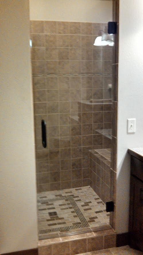 Esempio di una stanza da bagno design con doccia alcova e porta doccia a battente