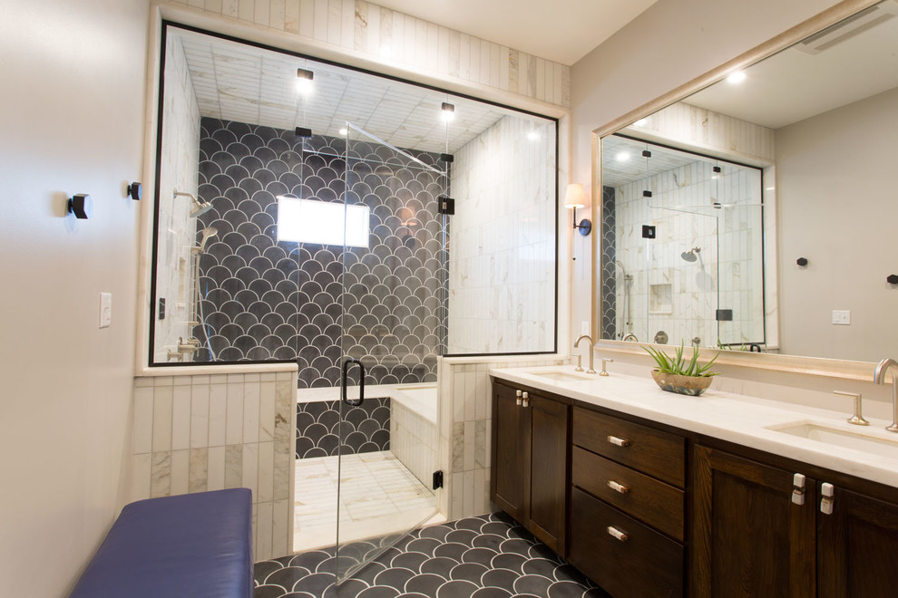 Klassisk inredning av ett stort en-suite badrum, med luckor med infälld panel, skåp i mörkt trä, ett undermonterat badkar, en dubbeldusch, grå kakel, cementkakel, grå väggar, cementgolv, ett undermonterad handfat och marmorbänkskiva