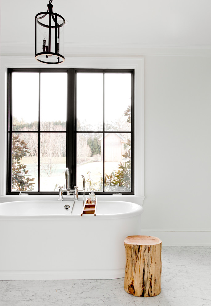 Skandinavisk inredning av ett stort en-suite badrum, med ett fristående badkar, vita väggar, grått golv, svarta skåp, en dusch i en alkov, grå kakel, vit kakel, stenhäll, marmorgolv, ett undermonterad handfat, marmorbänkskiva och dusch med gångjärnsdörr