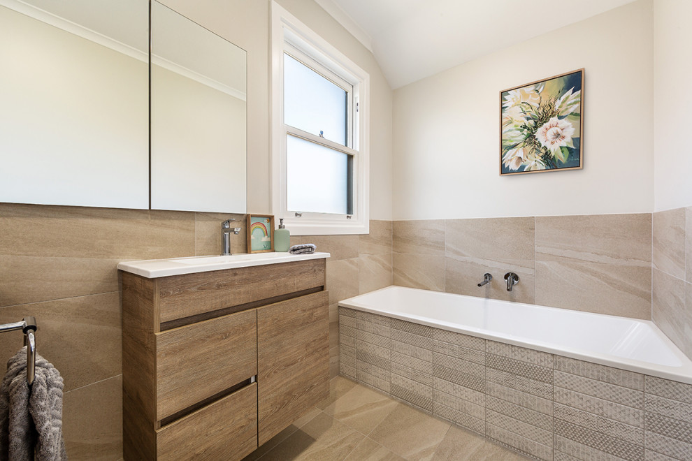 Esempio di una piccola stanza da bagno classica con ante in legno scuro, vasca da incasso e piastrelle marroni