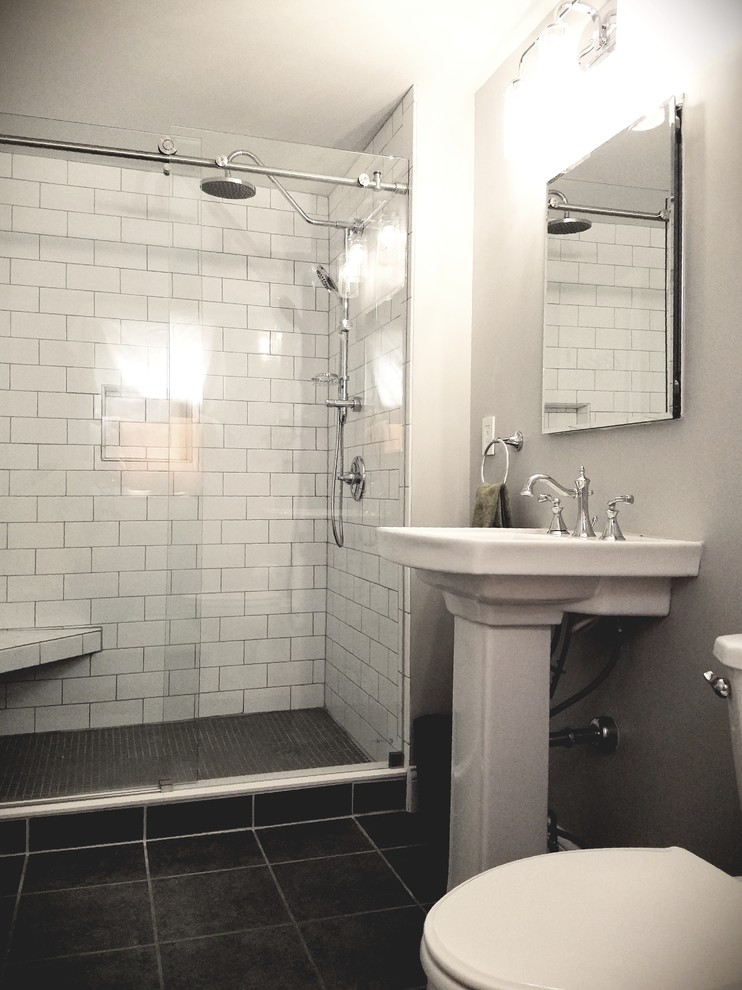 На фото: ванная комната среднего размера в классическом стиле с душем в нише, раздельным унитазом, белой плиткой, плиткой кабанчик, серыми стенами, полом из керамогранита, душевой кабиной, раковиной с пьедесталом, черным полом и душем с раздвижными дверями
