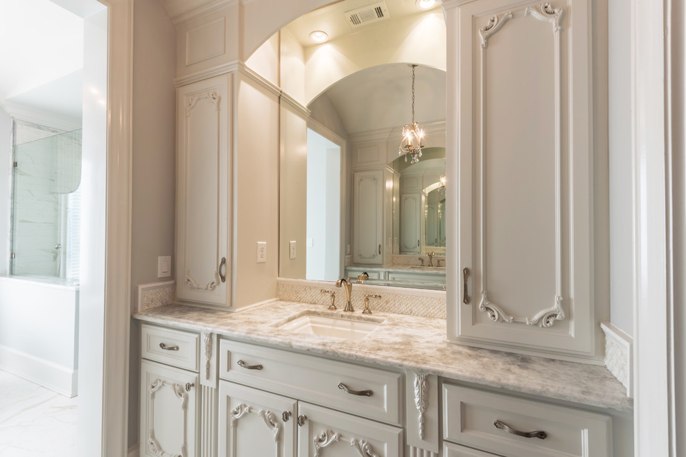 Klassisk inredning av ett stort vit vitt en-suite badrum, med möbel-liknande, vita skåp, ett fristående badkar, en hörndusch, grå väggar, klinkergolv i keramik, ett undermonterad handfat, bänkskiva i kvartsit, vitt golv och dusch med gångjärnsdörr