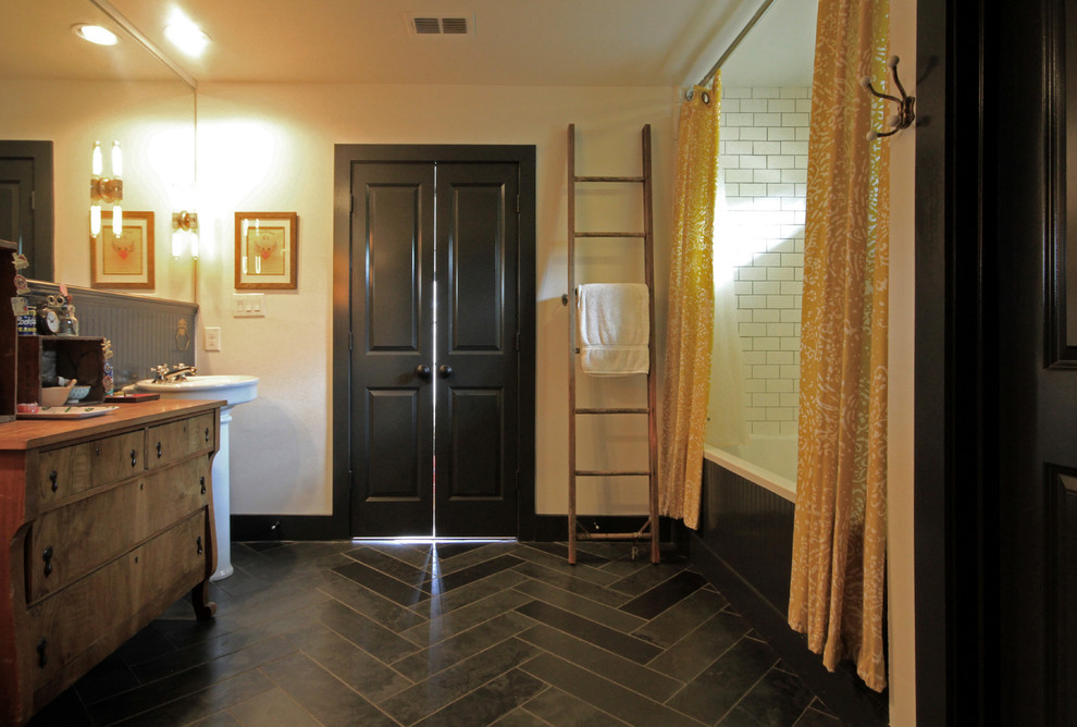 Aménagement d'une salle de bain principale craftsman avec un carrelage noir, un carrelage de pierre, un mur blanc, un sol en ardoise et un lavabo de ferme.