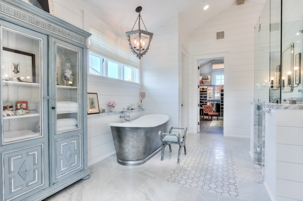 Cette image montre une grande douche en alcôve principale rustique avec une baignoire indépendante, un mur blanc, un sol en carrelage de porcelaine, un sol gris et une cabine de douche à porte battante.