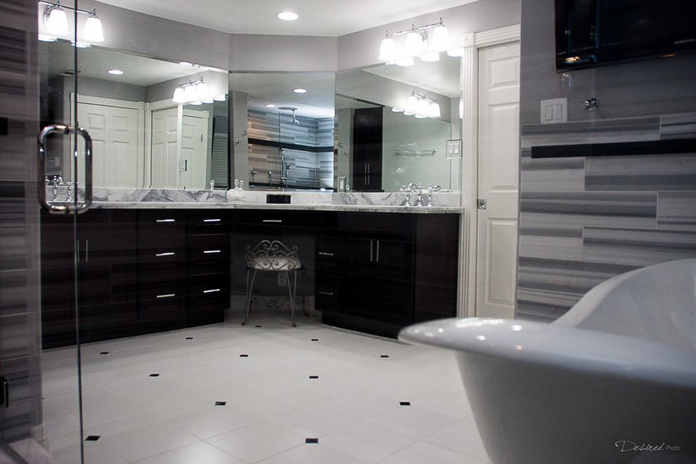 Idée de décoration pour une grande salle de bain principale minimaliste en bois foncé avec un lavabo encastré, un placard à porte shaker, un plan de toilette en quartz, une baignoire sur pieds, une douche double, WC séparés, un carrelage blanc et un mur gris.