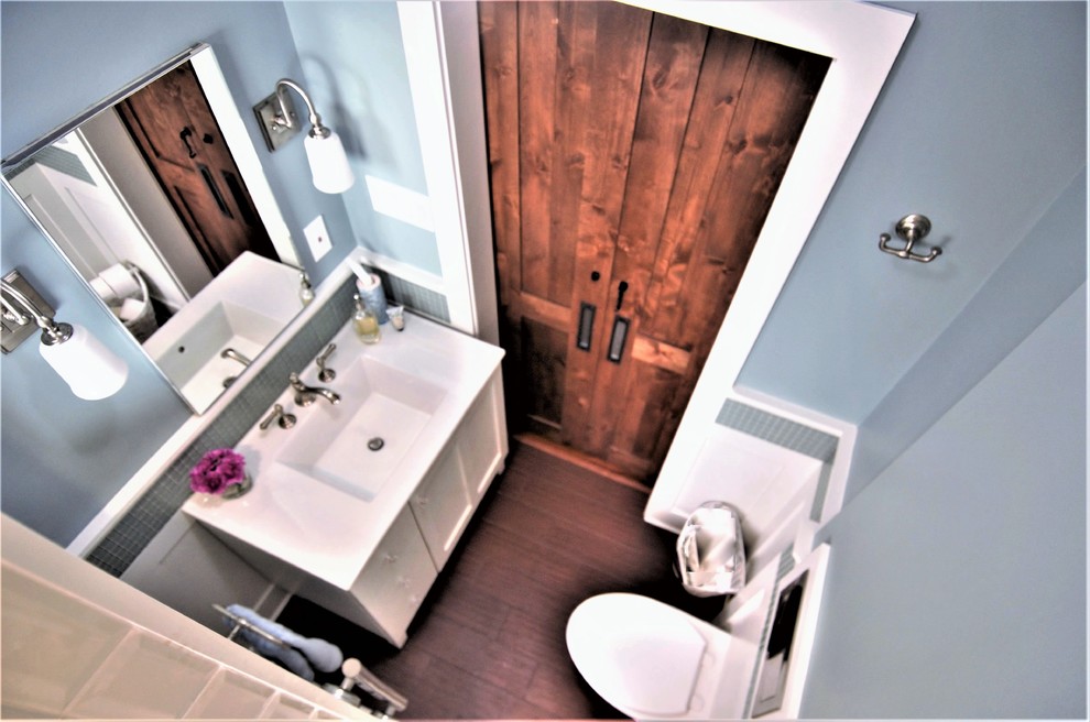 Bild på ett litet vintage en-suite badrum, med möbel-liknande, vita skåp, en öppen dusch, en vägghängd toalettstol, vit kakel, tunnelbanekakel, blå väggar, klinkergolv i porslin, ett undermonterad handfat, marmorbänkskiva, brunt golv och med dusch som är öppen