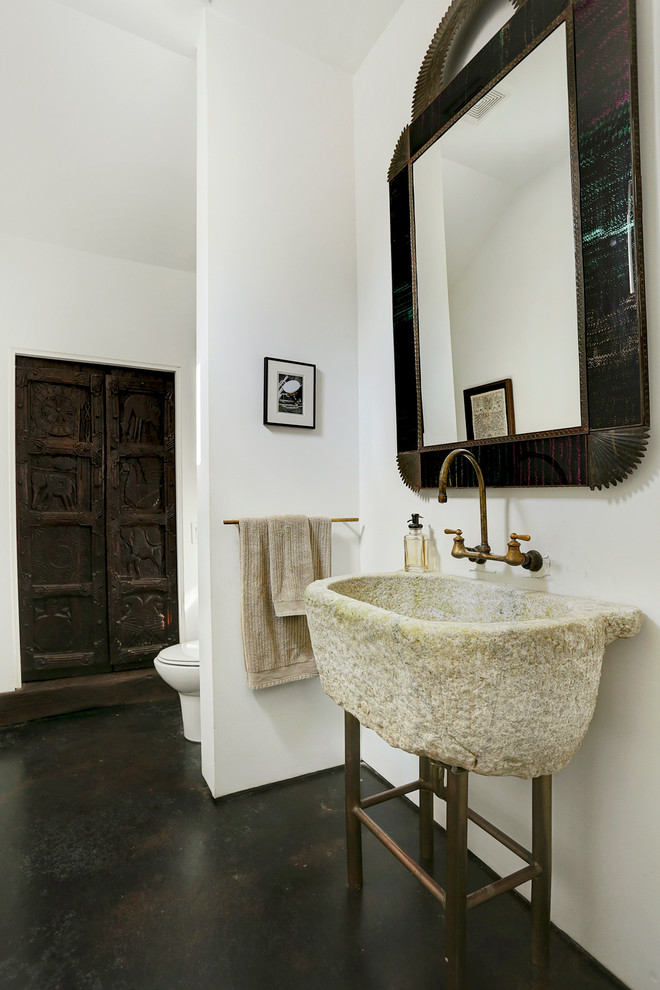 Ejemplo de cuarto de baño de estilo americano de tamaño medio con paredes blancas, suelo de cemento, aseo y ducha y lavabo tipo consola