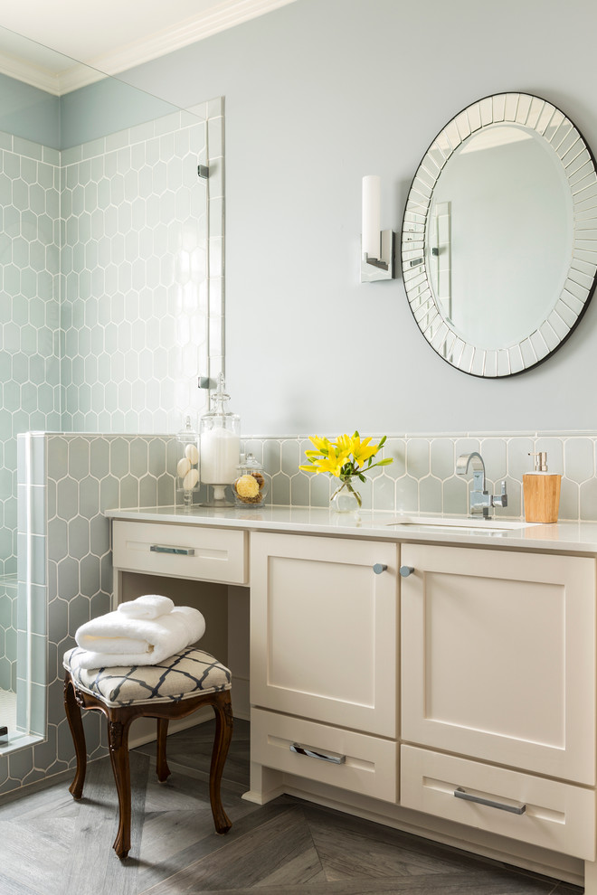 Esempio di una stanza da bagno padronale classica di medie dimensioni con ante in stile shaker, ante bianche, piastrelle blu, piastrelle in ceramica, pareti blu, pavimento in gres porcellanato, lavabo sottopiano e top in quarzite