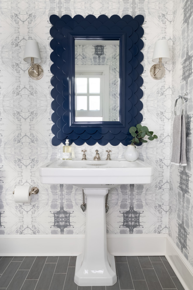 Foto di una stanza da bagno chic con pareti grigie, pavimento in ardesia, lavabo a colonna e pavimento grigio