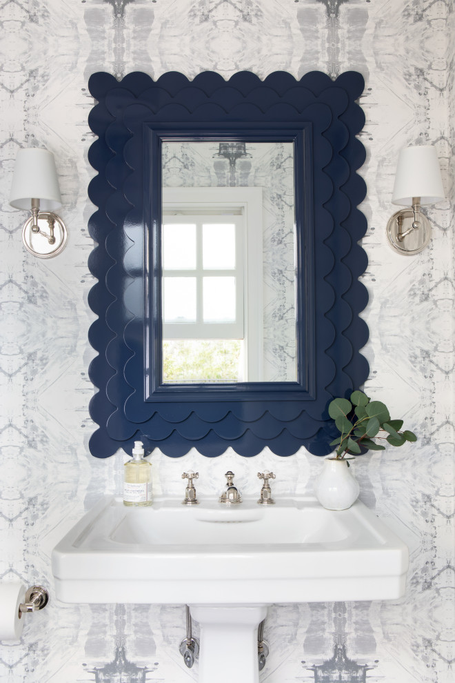 Свежая идея для дизайна: ванная комната в стиле неоклассика (современная классика) с серыми стенами, полом из сланца, раковиной с пьедесталом и серым полом - отличное фото интерьера