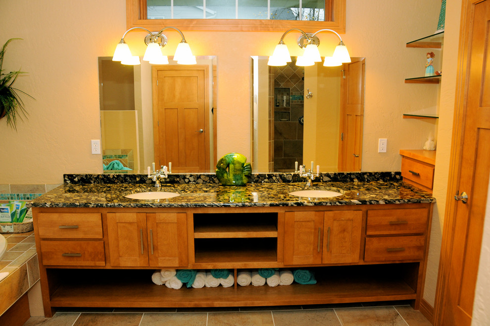 Foto på ett stort vintage en-suite badrum, med ett undermonterad handfat, skåp i shakerstil, skåp i ljust trä, bänkskiva i kvarts, ett undermonterat badkar, brun kakel, stenkakel, beige väggar och klinkergolv i keramik