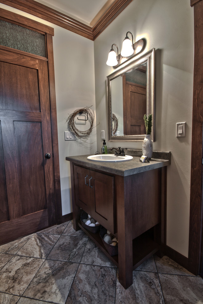 Foto di una stanza da bagno con doccia chic di medie dimensioni con lavabo sottopiano, ante in stile shaker, ante in legno bruno, top in laminato, piastrelle multicolore, piastrelle in pietra e pareti verdi