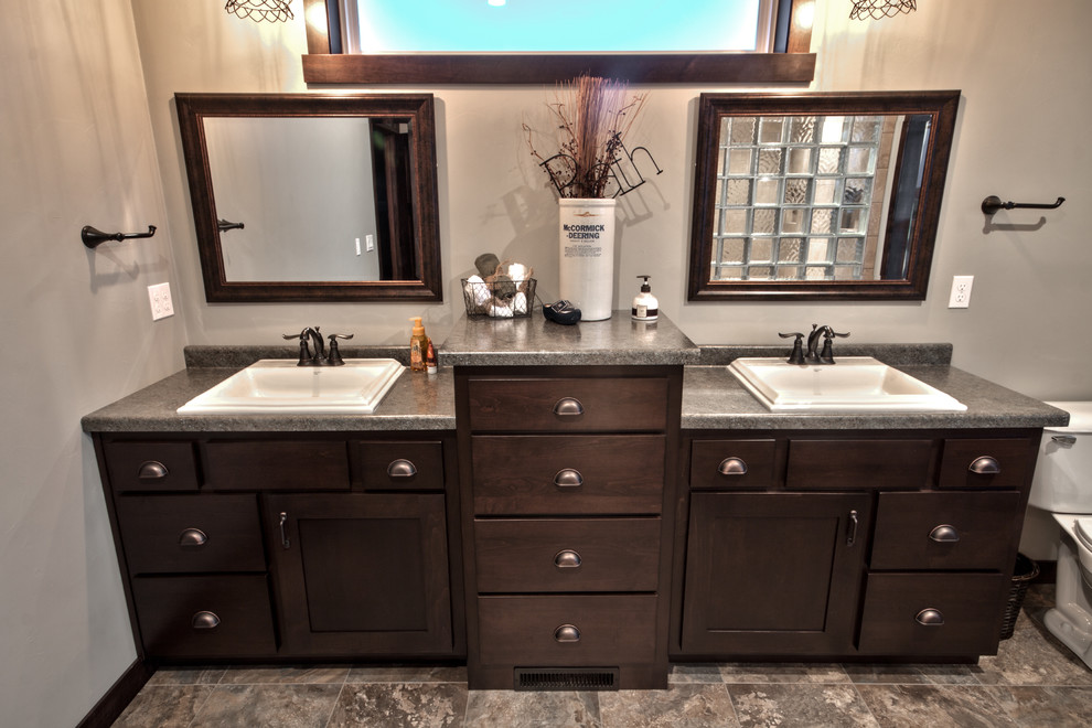 Exempel på ett mellanstort klassiskt en-suite badrum, med ett undermonterad handfat, skåp i shakerstil, skåp i mörkt trä, laminatbänkskiva, flerfärgad kakel, stenkakel och beige väggar