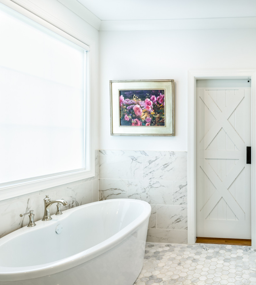 Ejemplo de cuarto de baño campestre con bañera exenta, baldosas y/o azulejos blancos, paredes blancas, suelo de mármol y suelo blanco