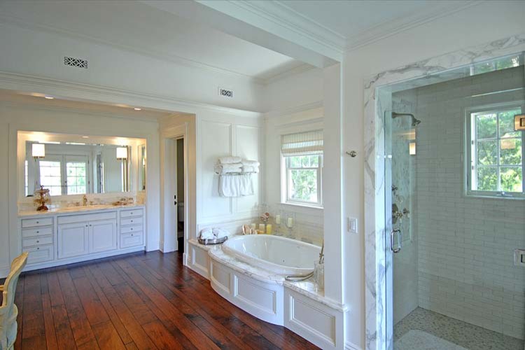Inspiration för ett stort vintage en-suite badrum, med luckor med profilerade fronter, vita skåp, ett platsbyggt badkar, en dusch i en alkov, vit kakel, keramikplattor, vita väggar, mellanmörkt trägolv, ett undermonterad handfat och marmorbänkskiva