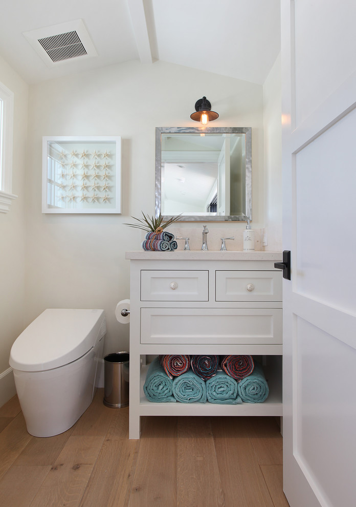 На фото: ванная комната в морском стиле с фасадами в стиле шейкер, белыми фасадами, белыми стенами и паркетным полом среднего тона