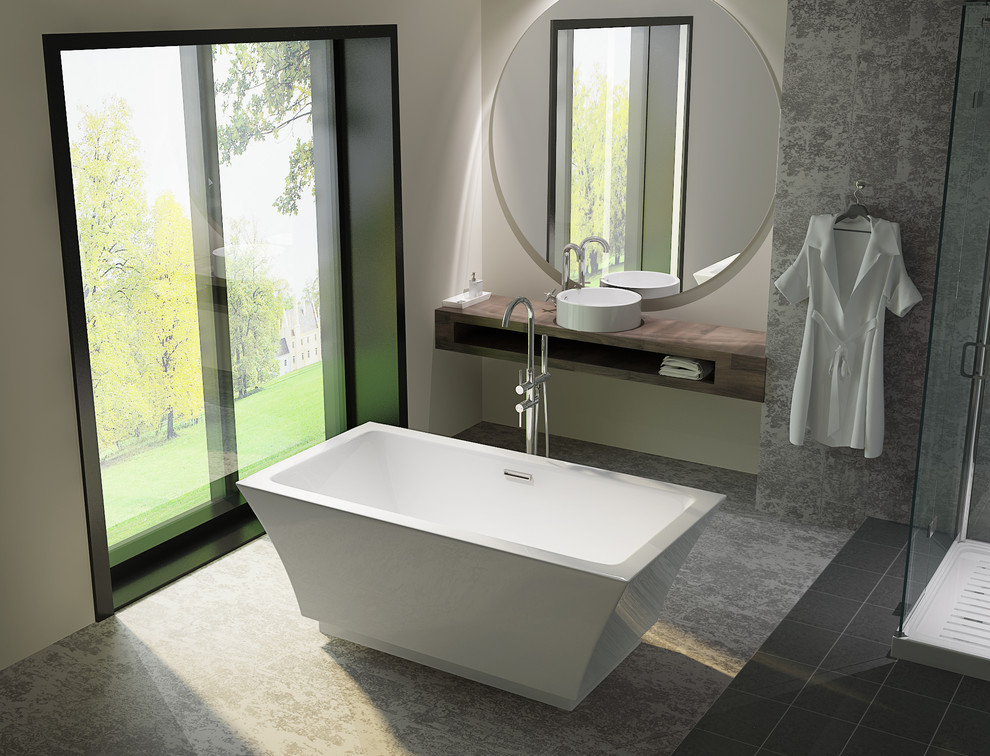 На фото: ванная комната в стиле модернизм с отдельно стоящей ванной с