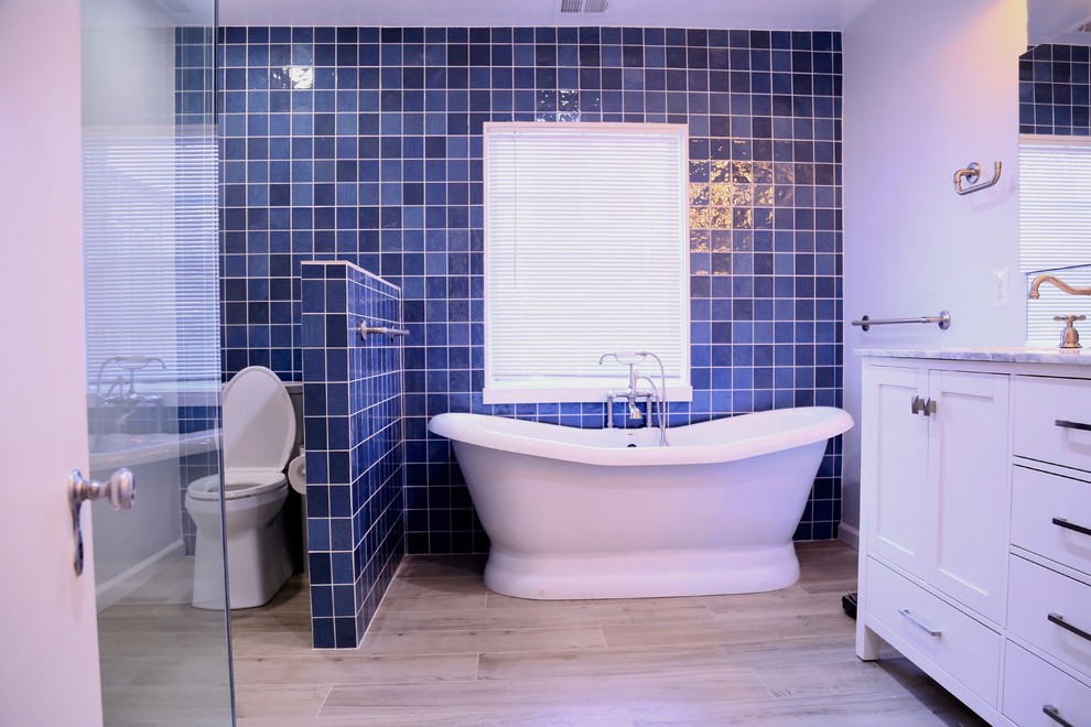Стильный дизайн: большая главная ванная комната в стиле лофт с отдельно стоящей ванной, угловым душем, раздельным унитазом, бежевой плиткой, бежевыми стенами, полом из керамогранита, врезной раковиной, бежевым полом и душем с распашными дверями - последний тренд