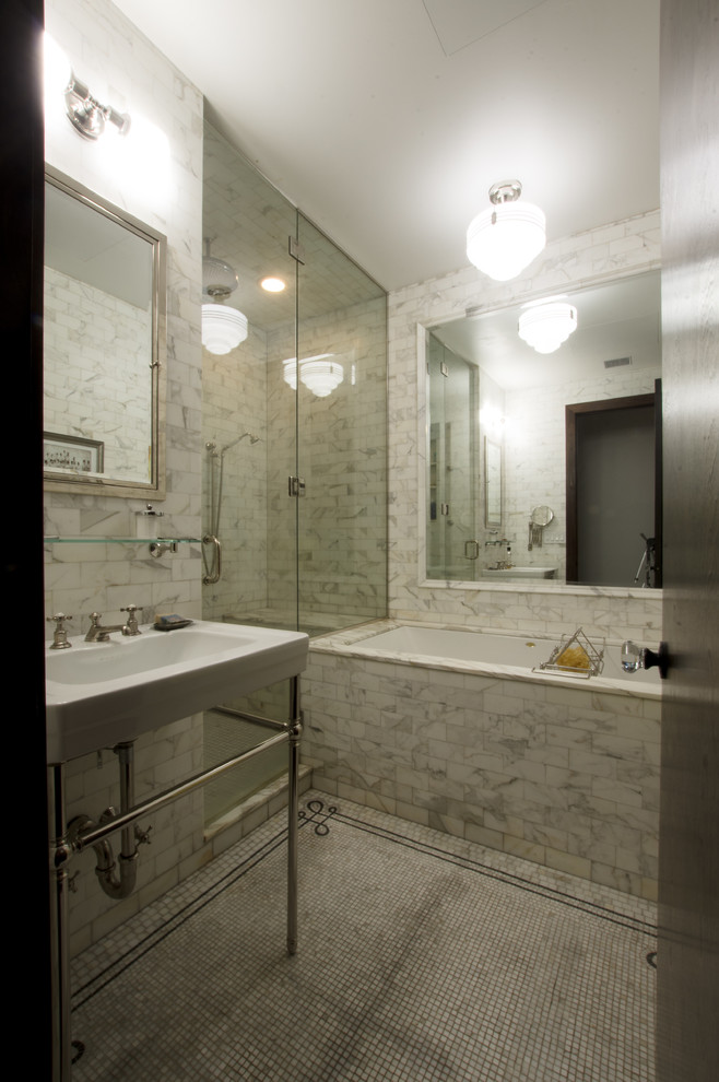 Inspiration för ett mellanstort vintage en-suite badrum, med en jacuzzi, en dusch/badkar-kombination, vit kakel, stenkakel, ett konsol handfat och marmorbänkskiva