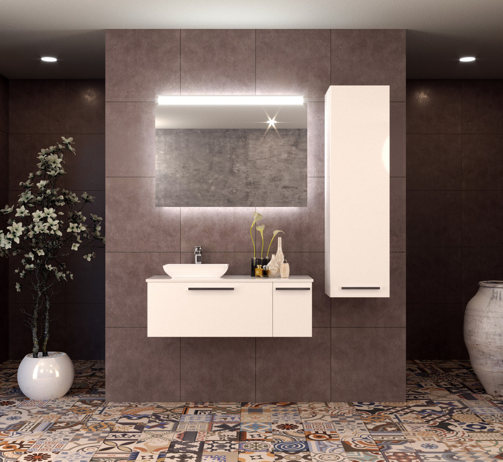 Modelo de cuarto de baño minimalista pequeño con armarios tipo mueble, puertas de armario blancas, lavabo sobreencimera, encimera de acrílico y encimeras blancas
