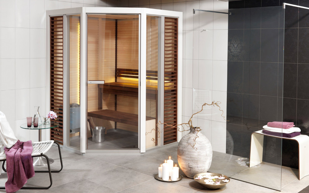 Ispirazione per una sauna moderna con doccia aperta