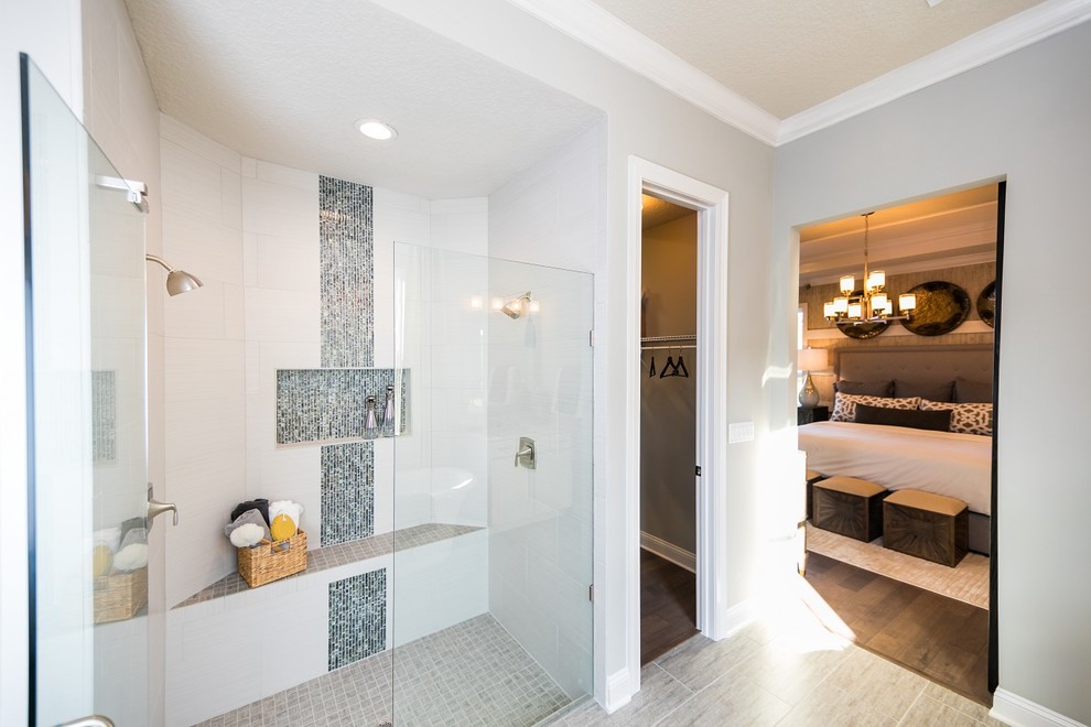 Klassisches Badezimmer En Suite mit bodengleicher Dusche, grauen Fliesen, weißen Fliesen, grauer Wandfarbe, Glasfliesen und Keramikboden in Jacksonville