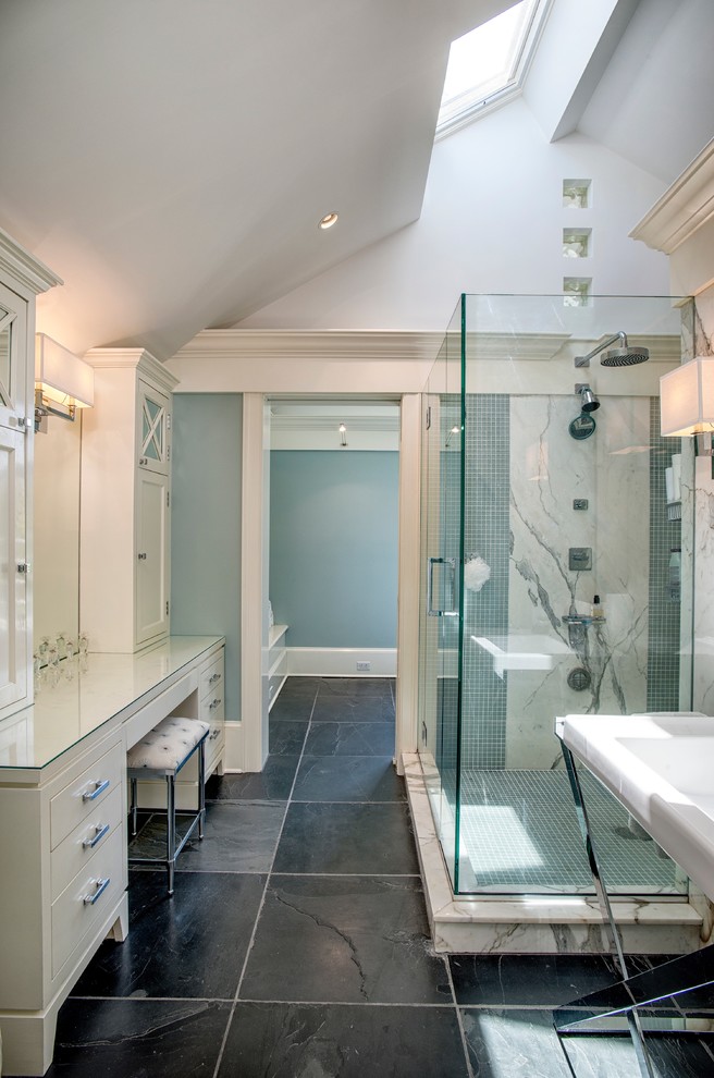 Стильный дизайн: главная ванная комната в стиле фьюжн с плоскими фасадами, белыми фасадами, двойным душем, синей плиткой, стеклянной плиткой, синими стенами, полом из сланца и мраморной столешницей - последний тренд