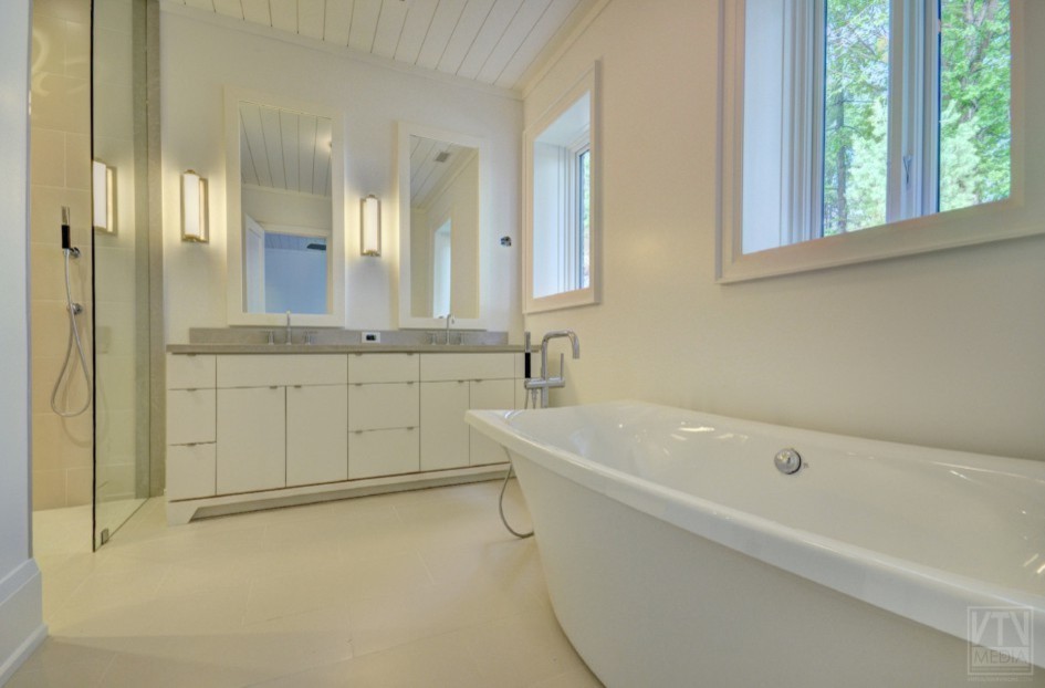 Источник вдохновения для домашнего уюта: детская ванная комната среднего размера в стиле рустика с отдельно стоящей ванной, белой плиткой, белыми стенами, консольной раковиной, белым полом и открытым душем