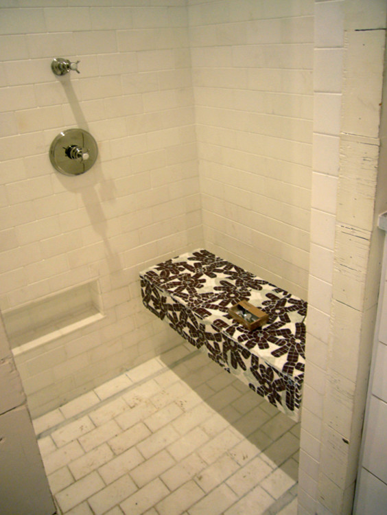 Modernes Badezimmer mit Wandwaschbecken, flächenbündigen Schrankfronten, weißen Schränken, Marmor-Waschbecken/Waschtisch, Löwenfuß-Badewanne, bodengleicher Dusche, Toilette mit Aufsatzspülkasten, weißen Fliesen, Steinfliesen, weißer Wandfarbe und Marmorboden in Austin