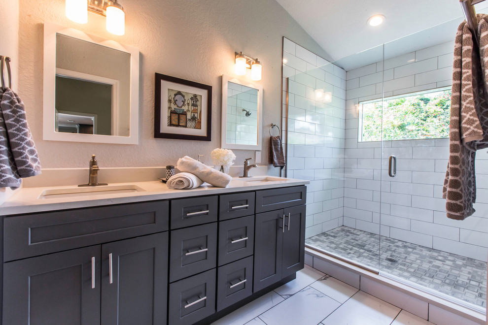 Photo of a small modern ensuite bathroom in Tampa.