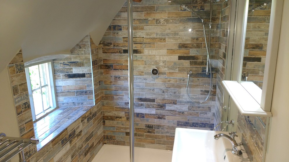 Esempio di una piccola stanza da bagno con doccia industriale con consolle stile comò, ante in legno chiaro, doccia aperta, piastrelle multicolore, piastrelle in gres porcellanato e doccia aperta