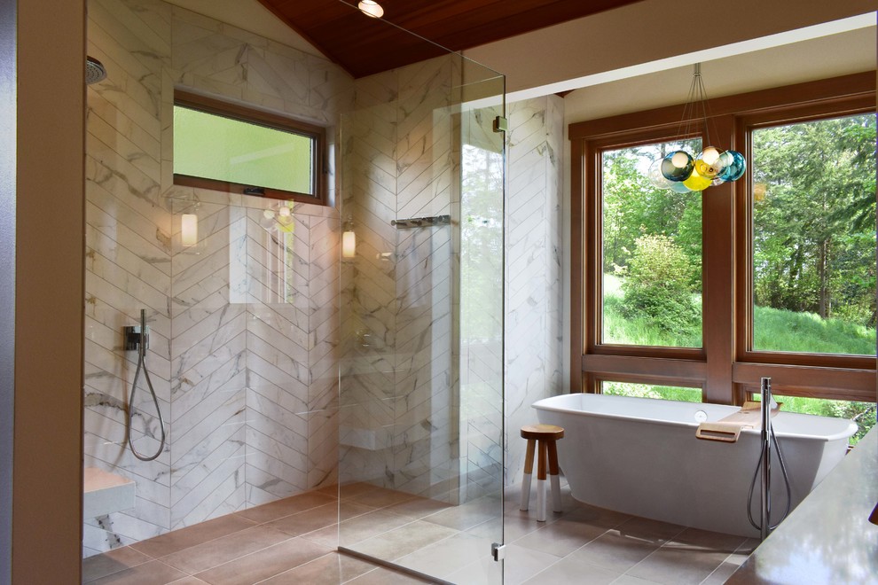 Стильный дизайн: ванная комната в стиле ретро с отдельно стоящей ванной, открытым душем, белой плиткой, белыми стенами, полом из керамогранита, серым полом и открытым душем - последний тренд