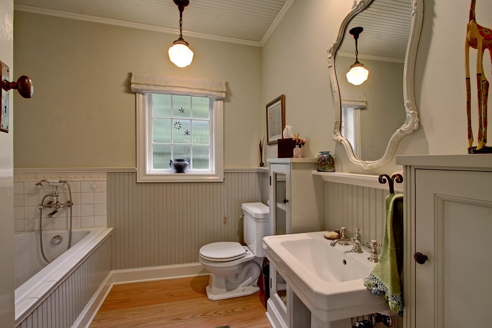 Cette image montre une grande salle de bain rustique avec un placard avec porte à panneau encastré et des portes de placard grises.
