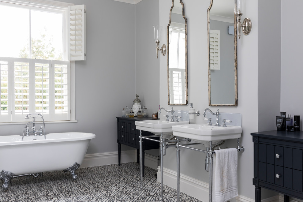 Mittelgroßes Klassisches Badezimmer mit Kassettenfronten, schwarzen Schränken, grauer Wandfarbe und Keramikboden in London