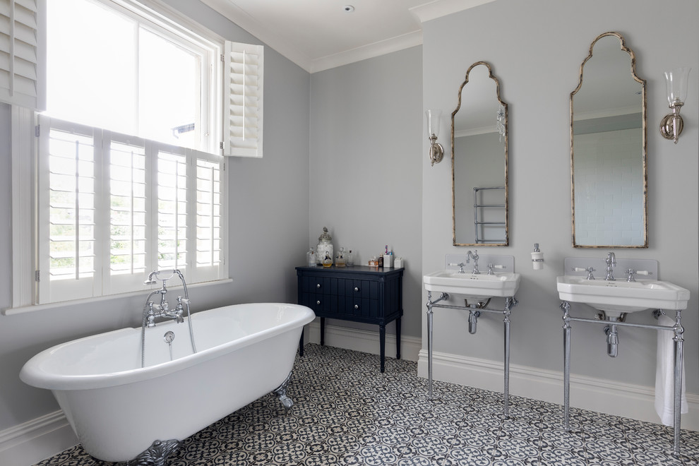 Photo of a traditional bathroom in London.