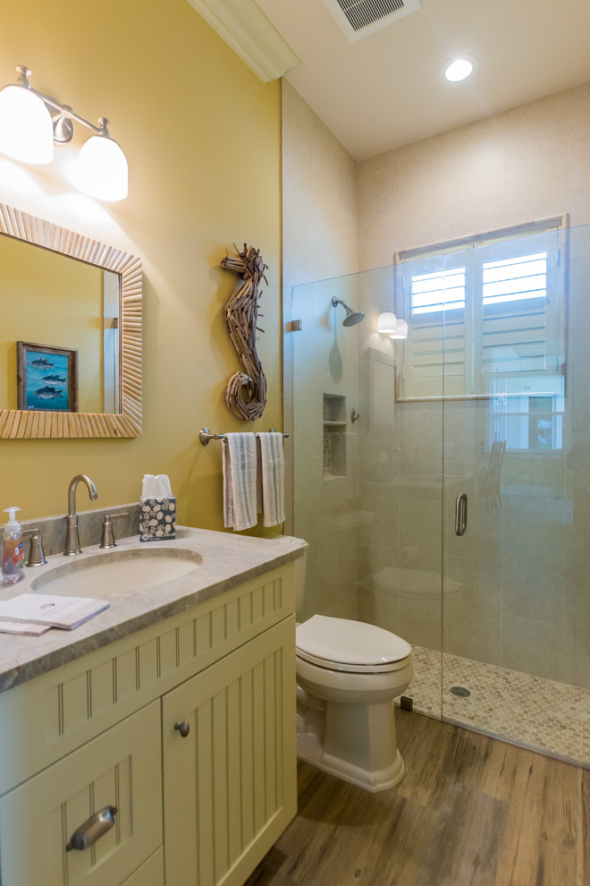 Пример оригинального дизайна: детская ванная комната среднего размера в морском стиле с накладной раковиной, фасадами с декоративным кантом, белыми фасадами, столешницей из гранита, душем в нише, унитазом-моноблоком, белой плиткой, керамической плиткой, желтыми стенами и полом из керамической плитки