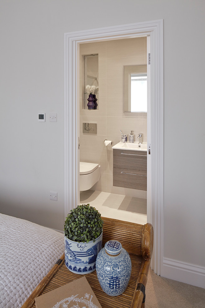 Idée de décoration pour une petite salle d'eau design en bois clair avec un placard à porte plane, WC suspendus, un carrelage beige, des carreaux de céramique, un mur beige, un sol en carrelage de céramique, un sol beige et un plan de toilette blanc.