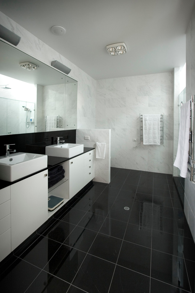 Modernes Badezimmer En Suite mit weißen Schränken, weißen Fliesen, Keramikboden und Granit-Waschbecken/Waschtisch in Brisbane