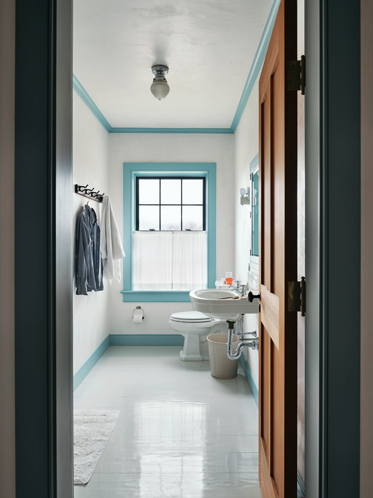 На фото: ванная комната в стиле кантри с белыми стенами, деревянным полом и серым полом с