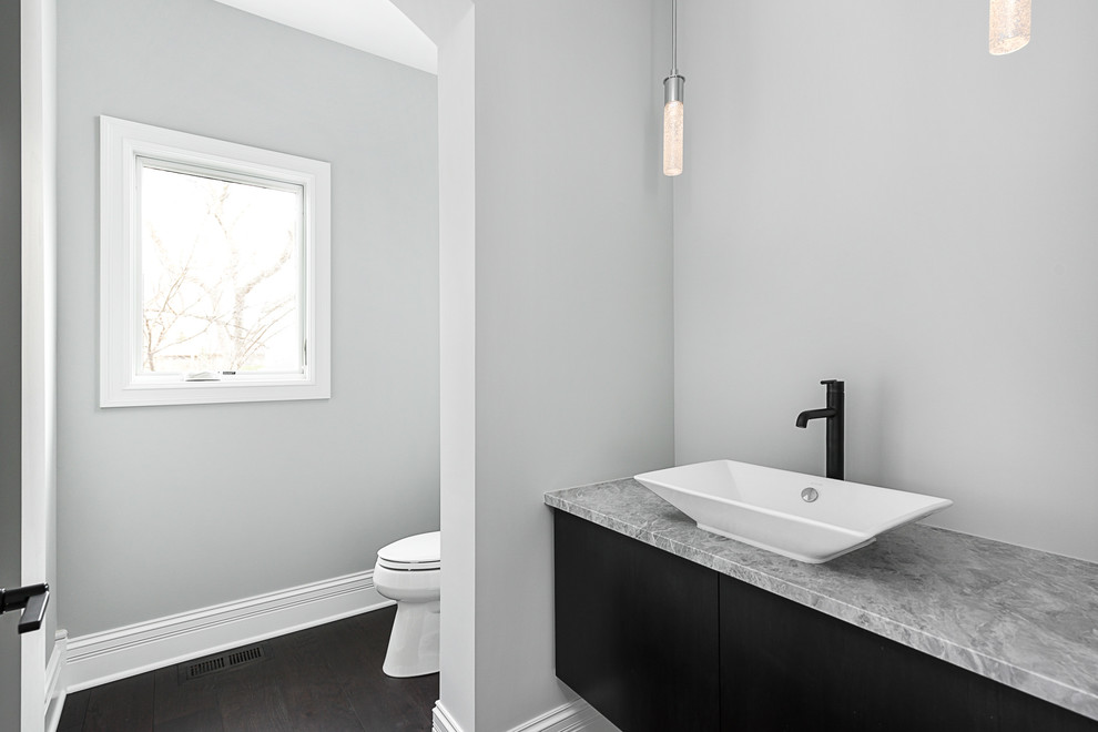 На фото: большая ванная комната в стиле неоклассика (современная классика) с белой плиткой и настольной раковиной с