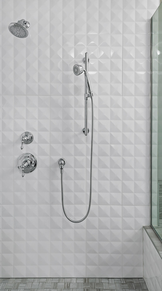 Идея дизайна: большая главная ванная комната в стиле неоклассика (современная классика) с накладной ванной, угловым душем, белой плиткой и душем с распашными дверями
