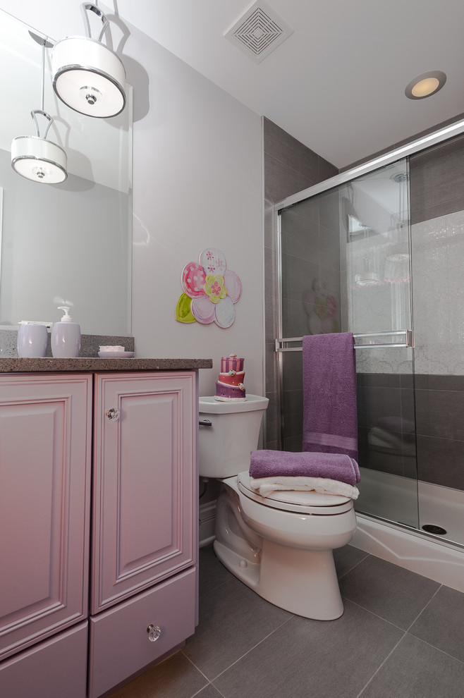 Foto på ett mellanstort rustikt badrum för barn, med luckor med upphöjd panel, lila skåp, en dusch i en alkov, en toalettstol med separat cisternkåpa, grå kakel, keramikplattor, vita väggar, klinkergolv i keramik, ett undermonterad handfat, bänkskiva i kvartsit, grått golv och dusch med skjutdörr
