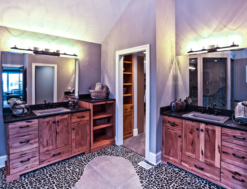 Свежая идея для дизайна: большая ванная комната в стиле рустика с фасадами в стиле шейкер, фасадами цвета дерева среднего тона, угловым душем, раздельным унитазом, черной плиткой, галечной плиткой, бежевыми стенами, полом из галечной плитки, накладной раковиной, столешницей из кварцита, черным полом, душем с распашными дверями и отдельно стоящей ванной - отличное фото интерьера