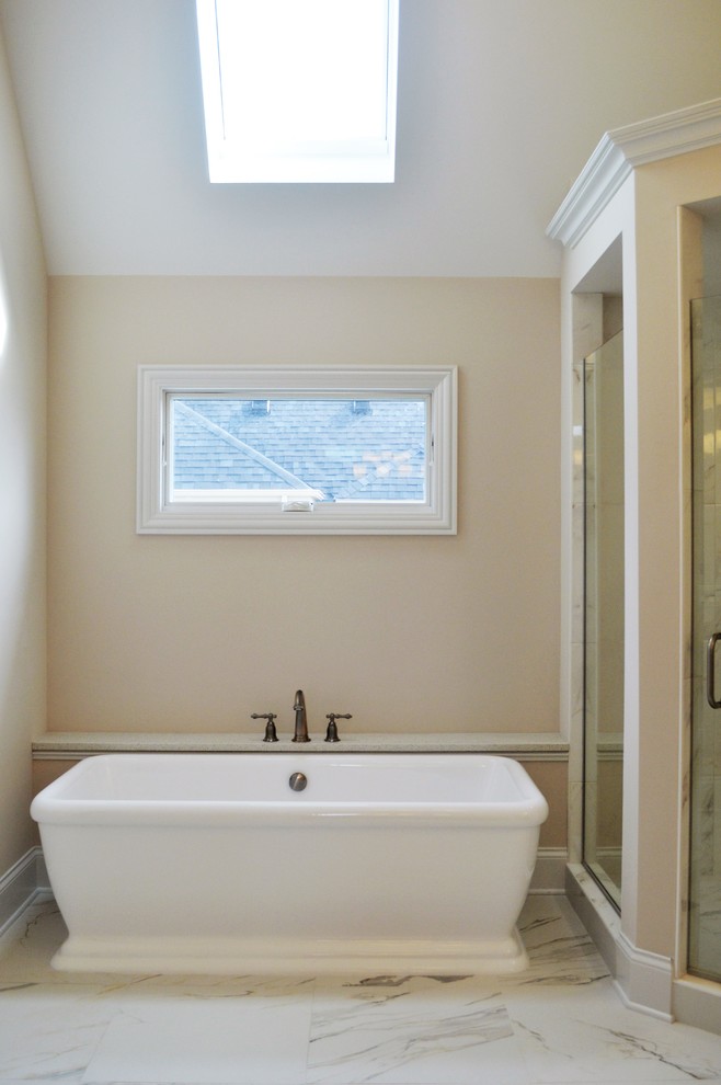 Свежая идея для дизайна: главная ванная комната в стиле неоклассика (современная классика) с отдельно стоящей ванной, угловым душем и врезной раковиной - отличное фото интерьера