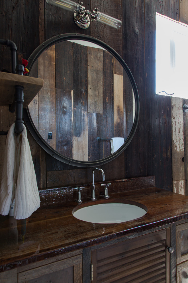 Idéer för att renovera ett litet rustikt badrum med dusch, med luckor med lamellpanel, skåp i mörkt trä, en toalettstol med separat cisternkåpa, bruna väggar, ett undermonterad handfat, träbänkskiva och klinkergolv i keramik